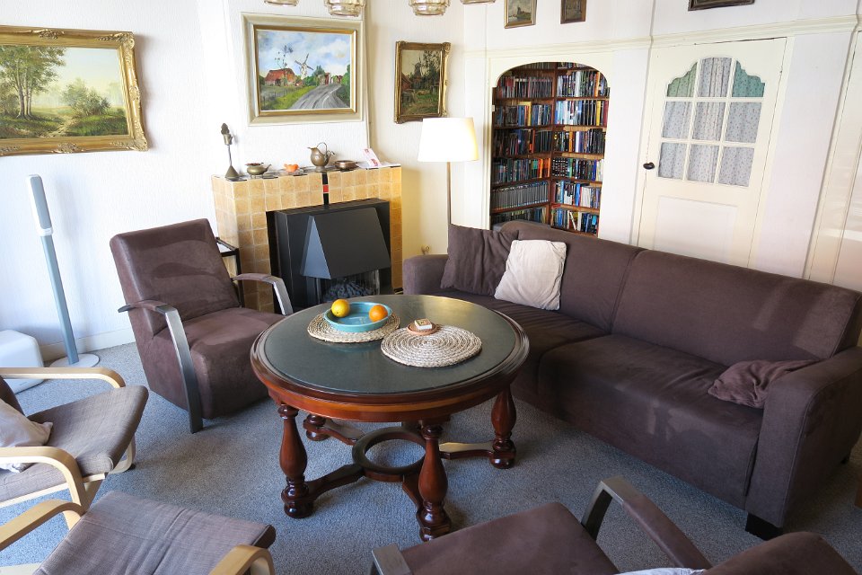 Wohnzimmer - Sofa Kamin Bücherecke